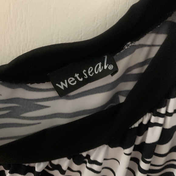 Wet seal Black & White Top - Picture 1 of 3